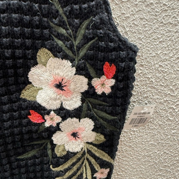 Hollister Black Crochet Tank Top with Floral Design NWT - Picture 2 of 8